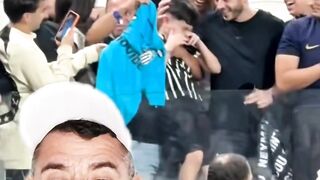 Neymar dá camisa do santos para menino corinthiano
