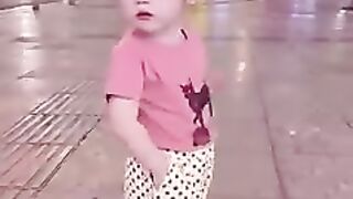 媽媽說跳這個舞肯定能火～ #剪映#萌娃跳舞 #可愛到爆炸💥 #人類幼崽 #騙你生女兒.mp4