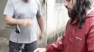 Ele humilhou o entregador na chuva, mas não esperava por ISSO! 😱🌧️