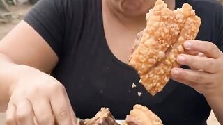 Comendo torresmo