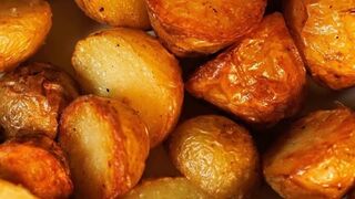 Como Fazer Batata Assada Crocante e Dourada no Forno (Estilo de Frango Assado) 🥔🔥