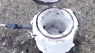 Colocando ferro derretido em cima de ovos