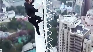 Mulher sobe em torre para tirar fotos