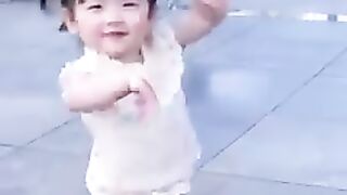 姨姨們好呀，我又來跳舞啦～ #騙你生女兒 #人類幼崽 #愛跳舞的小姑娘