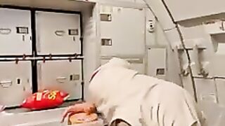 Pramugara Ganteng sedang Sibuk Kerja 😁👍👍.mp4