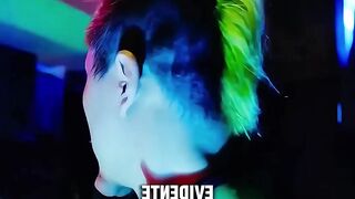 Ele tinha 2 ovos no queixo