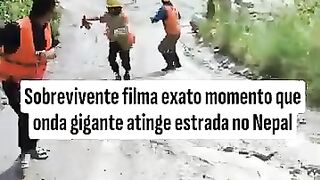 Trabalhadores gravam o momento que a avalanche de gelo e lama avançam sobre o terreno e eles fogem