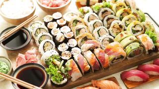 O sushi é uma comida popular no Japão.