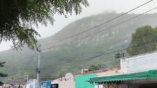 O verde da serra com chuva