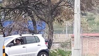Ele esperando o Trem desviar