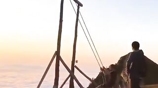 Se balançando no abismo.