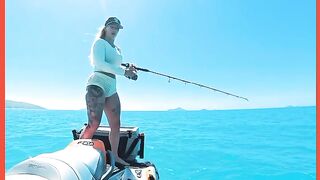 PESCADORA PEGOU PEIXE EM AUTO MAR