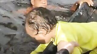 Bebê que gosta de água