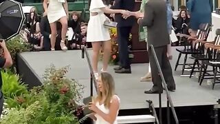 A stylish exit from this Chinese woman / 這位中國女性的退場姿態優雅。