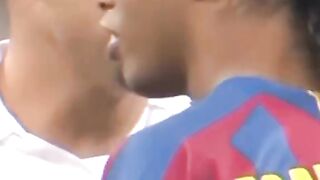 Ronaldinho Gaúcho and his dribbling skills / Ronaldinho Gaúcho y sus regates