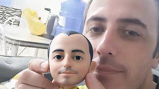 Homem e seu mascote igual vc