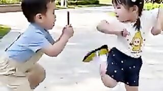 兩小隻又來跳舞給姨姨們看啦，好開心吖