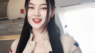 Pramugari cantik hitung jumlah penumpang (2).mp4
