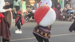 Indonesian Girls Perform Tradisional Dance in Street parade