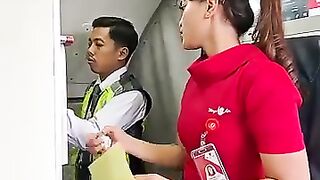 Pramugari Cantik Wings Air sedang Sibuk Kerja dalam Pesawat