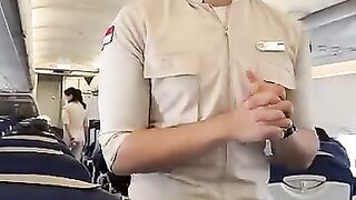 Pramugari cantik tutup pintu pesawat.mp4