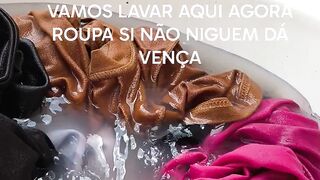Lavando roupa suja