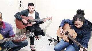 Aula de violão continua, rapaziada boa