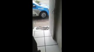 Cachorro sendo abordado por Capitão Nascimento