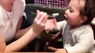 A criança não curtiu ficar sem o lanche.