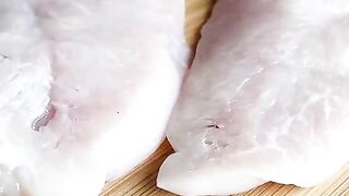 Куриная грудка в сметанным чесноком соусе