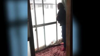 Снежные горы засыпают дома и улицы в Ниигате, Япония