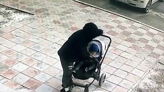 В Якутске женщина увезла своего ребенка в чужой коляске