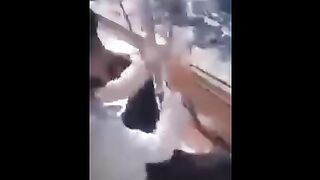 Видео с мигрантами, которые сегодня попытались забраться в Польшу с Беларуси.