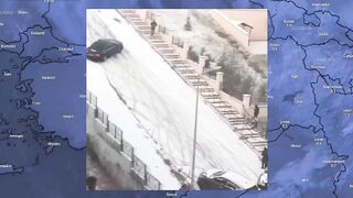 Сумасшедшая погода! Машины скользят по обледенелой дороге