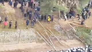 Мигранты проломили заграждение.