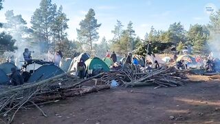 Видео, как беларусские военные контролируют действия мигрантов