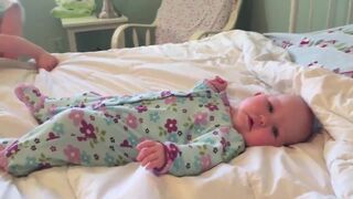 Милая реакция ребёнка на плач сестры