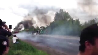 Гонка Грузовик разрывает Спорткар