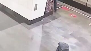 Будничное видео из московского метро
