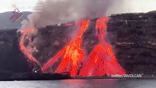 Извержение вулкана на Канарах Лава прожигает горы Новые потоки в океане