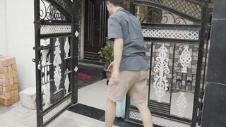 WORLD'S SHORTEST WOMAN