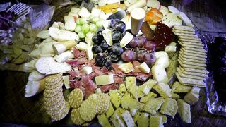 SNACKS TABLE OF CHEESE AND GRAPES