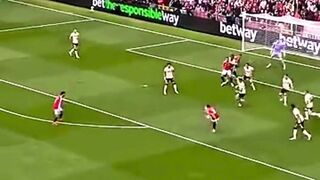 Man United raih kemenangan perdana usai bantai Ipswich Town 5-2 di Old Trafford via hat-trick Fernandes.