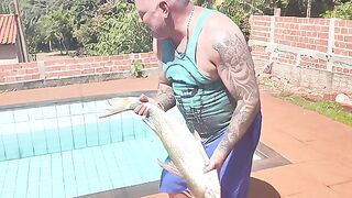 Pesquei um peixe enorme e ele pulou na piscina
