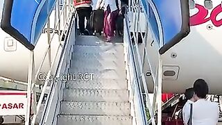 Momen Pramugari Turun Tangga Sambil Angkat Koper Masing-Masing 🥰.mp4