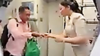 Pramugari cantik cek tiket penumpang.mp4 2