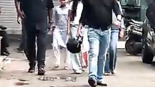 Akshay Kumar Spotted With Family at a Local Market - Starry Scoop ⭐.mp4