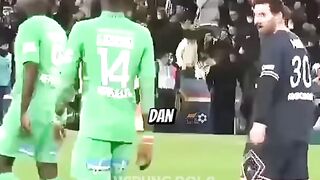 pemain ini sampai gak percaya di mintai jersey oleh messi