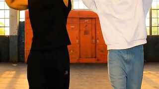 Jk do BTS e seu amigo dançando