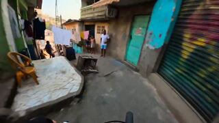 サイクリストの視点からの映像。……の最中、画面下部にはハンドルバーと前輪が映り込んでいる。